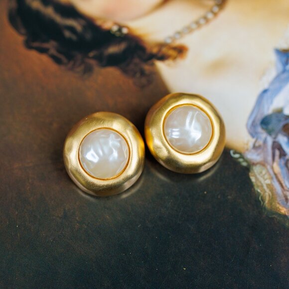 SOLD Givenchy Jumbo Simulated Pearls Clip-on earrings - Picture 5 of 5